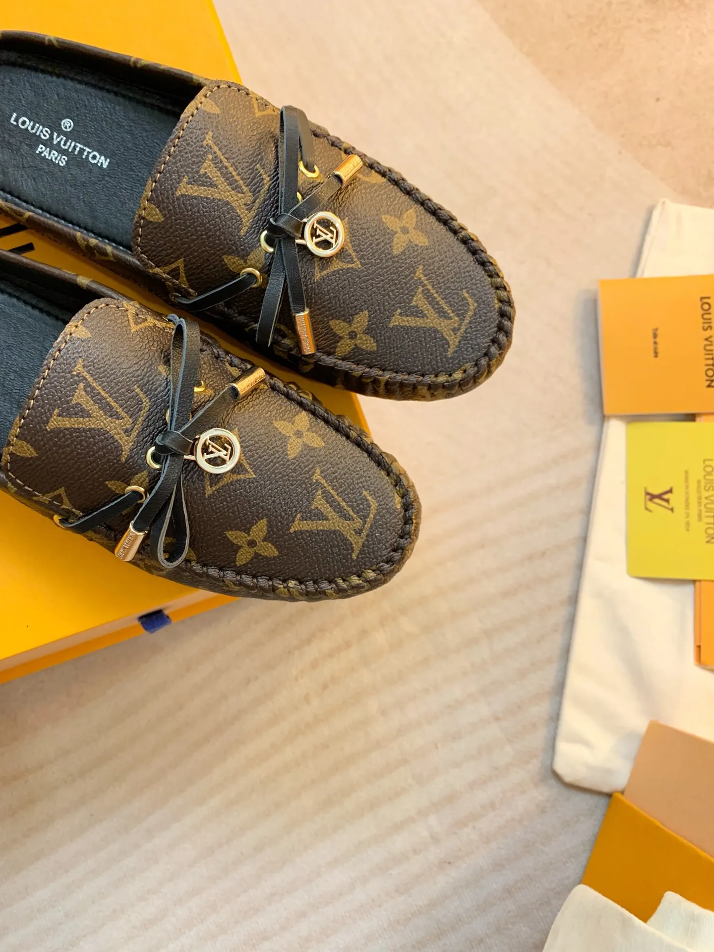p460💰Couple model❤️🇫🇷 𝙇𝙤𝙪𝙞𝙨 𝙑𝙪𝙞𝙩𝙩𝙤𝙣 🇫🇷Louis Vuitton 2023 Classic𝓛𝓿 𝓣𝓻𝓪𝓲𝓷𝓮𝓻 Sports Series ➪➪➪¯ [Arizona Doudou Shoes Series] ▪️▪️▪️Arizona slip-on shoes are made of Monogram Eclipse canvas. Its hand-painted and dyed edges and hand-sewn uppers fully demonstrate Louis Vuitton's traditional shoemaking craftsmanship. This slip-on shoe is very lightweight. The integrated tongue and upper make it particularly comfortable and flexible. The soft outsole is equipped with rubber padding. Decorated with matching sash. Detailed features: ☑️Monogram Eclipse canvas ☑️Black Eclipse pattern ☑️Hand-painted shoe edges ☑️Hand-sewn uppers (each pair takes time to process) ☑️Integrated tongue and upper construction ☑️Outsole equipped with rubber lining ☑️size: 35_46